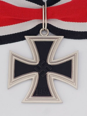 Replica of German WWII Knight Cross of the Iron Cross with LDO Box (WWII German Medals) for Sale (by ww2onlineshop.com)