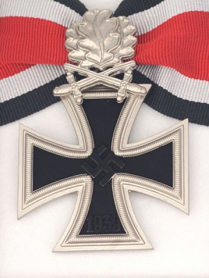 Replica of German WWII Knight Cross of the Iron Cross with Oak Leaf and LDO Box (WWII German Medals) for Sale (by ww2onlineshop.com)